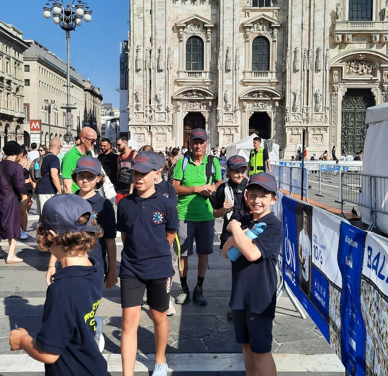 Tutti in piazza Duomo, grazie alle nostre guide esperte Giorgio e Ettore!!